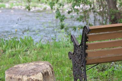 Détente près de la rivière derrière la maison