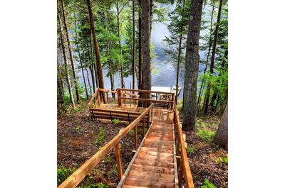 Escalier menant à la rivière