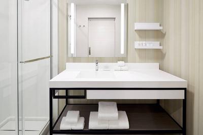 Salle de bain   © Hilton Garden Inn Montréal Midtown