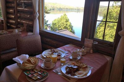 Déjeuner sur le lac au Manoir des Pins