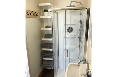 Salle de bain avec douche
