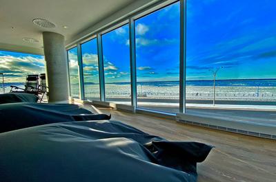 Salle de détente avec superbe vue sur le fleuve