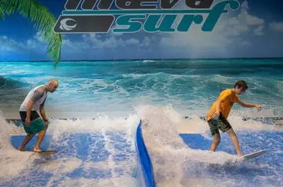 On s'amuse sur la vague de surf   © Tourisme Laval