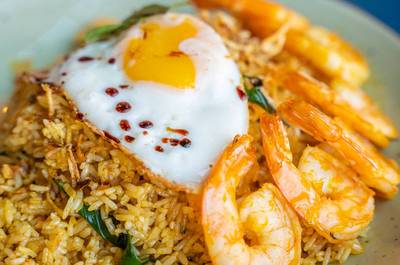 Riz frit à l'ananas et crevettes