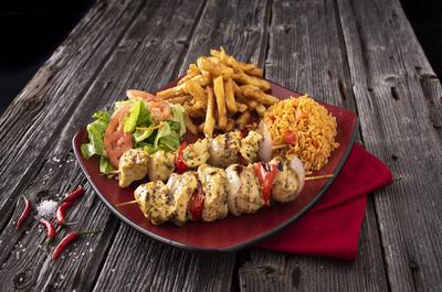 Assiette deux brochettes de poulet