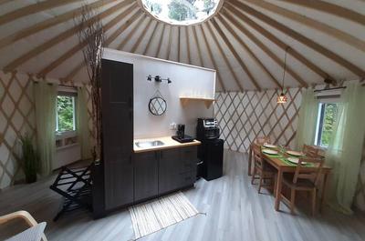 Inclut une cuisinette- salon lounge et lit double