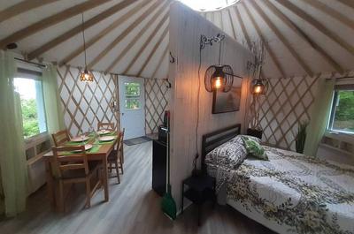 Intérieur des yourtes lumineux et moderne
