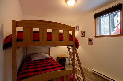 Chambre 2 au sous-sol   © Chalet Polaris