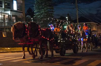 Parade de chevaux illuminés