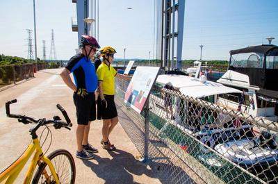 Cyclistes au Canal-de-Carillon   © Parcs Canada