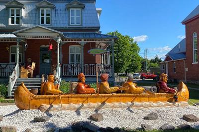 Le canot sculpté par Michel Therrien