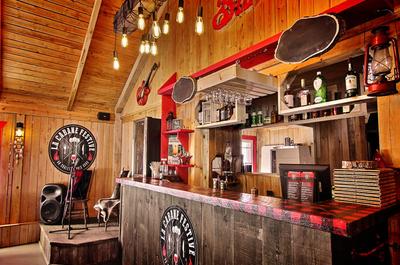 Le bar de La Cabane Festive   © Au Chalet en Bois Rond