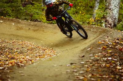 Vélo de montagne à l'automne 2   © E.Dionne