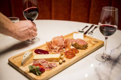 Assiette de fromages et charcuteries locaux