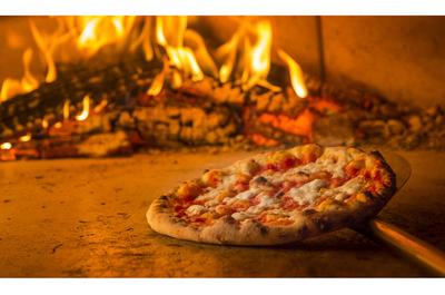 Pizza cuite sur feu de bois