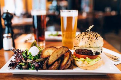 Burger végé maison ou au boeuf et champignons   © C.Perron