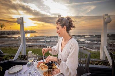 Terrasse et coucher de soleil   © Gaspésiana