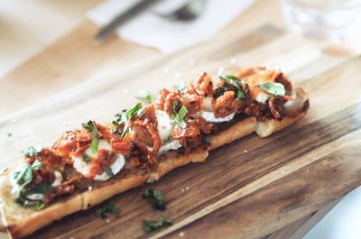 Bruschetta Paillot de chèvre tomates semi-séchées   © La Piazzetta
