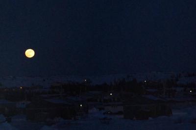 La nuit à Kuujjuaq   © Location et transport Tivi inc.