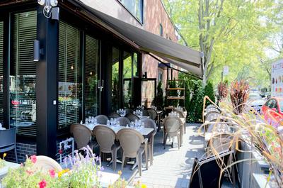 Terrasse estivale fleurie sur la rue Esplanade   © T.Chouinard