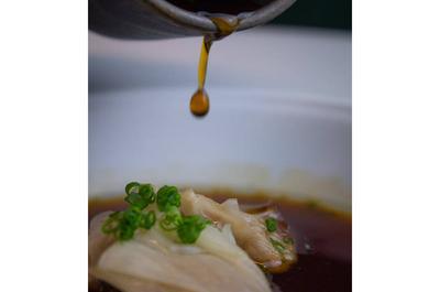 Dumplings de pintade et mousse de pétoncles