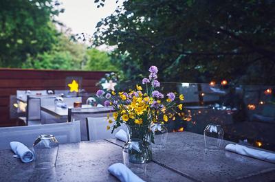 Terrasse extérieure en soirée   © Lumami cuisine nature