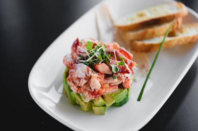 Étagé d'avocat et homard   © L'Entre-Côte Riverin (Jonquière)