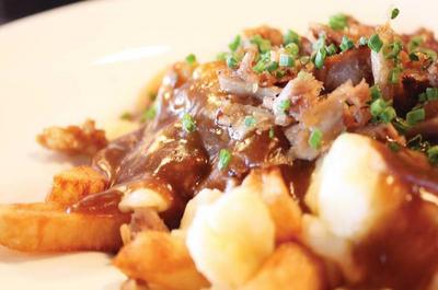 Poutine et côtes levées   © Pub Chez Bass