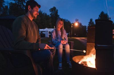 Camping en soirée   © Site touristique Chute à l'Ours