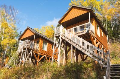 Chalets sur pilotis   © Site touristique Chute à l'Ours