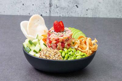 Bol Poké saumon et fraises   © Shaker Cuisine & Mixologie