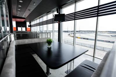 Banquettes avec vue sur la piste
