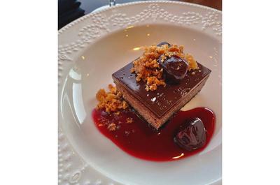 Gâteau fromage au chocolat et cerises à l'amaretto   © Restaurant Attablé