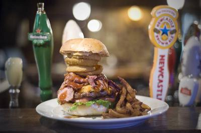 Burger titanesque   © McKibbin's Irish Pub (Pointe-Claire)