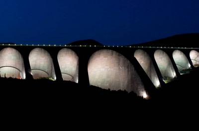 Vue de nuit du barrage Daniel-Johnson   © Hydro-Québec