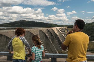 Visiteurs et vue sur le barrage Daniel-Johnson   © Hydro-Québec