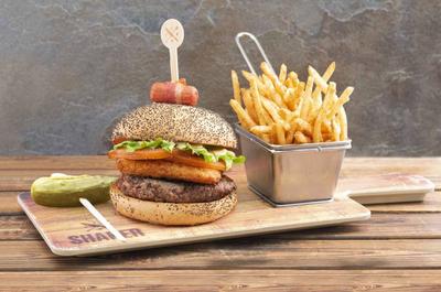 Burger double au formage   © Shaker Cuisine & Mixologie
