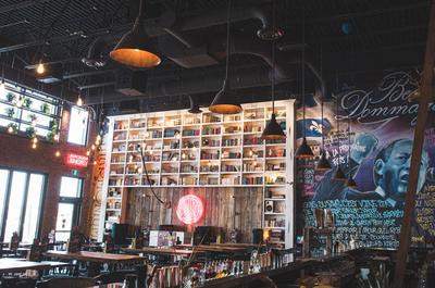 La grande bibliothèque   © La Belle & La Boeuf - Burger Bar (Chicoutimi)