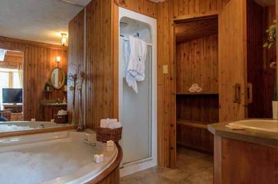 Salle de bain sauna et jacuzzi