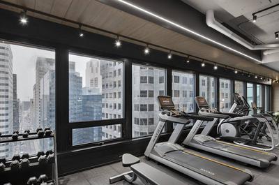 Salle d'entaînement rmultimédia   © Hôtel Le Germain Montréal