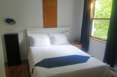 Chambre double avec 1 lit Queen et 1 lit Double.   © L.Gagnon