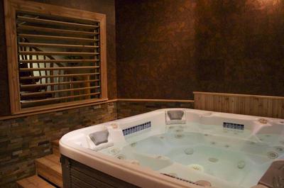 Bain à remous intérieur   © Miwapanee Chalet & SPA