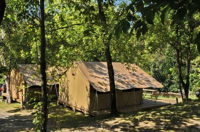 Prêt-à-camper sur le bord de la rivière