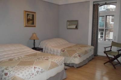 Chambre à deux lits doubles et balcon