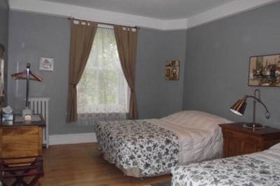 Chambre à deux lits doubles côté jardin