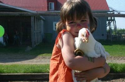Fillette avec une poule   © Ferme pédagogique Marichel