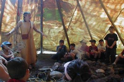 Maria dans le tipi   © Ferme pédagogique Marichel