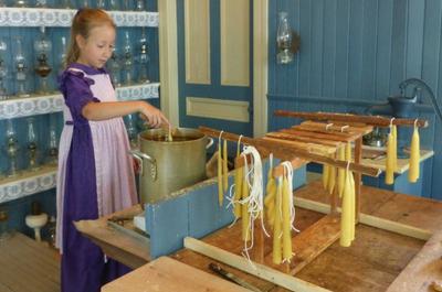 Confection de chandelles   © Village Québécois d'Antan