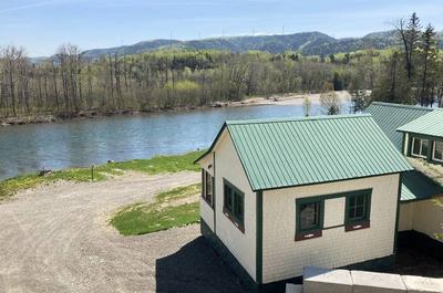 Rivière et montagnes