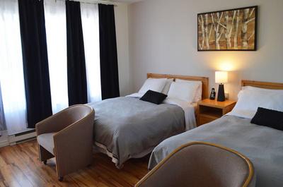 Chambre avec grands lits